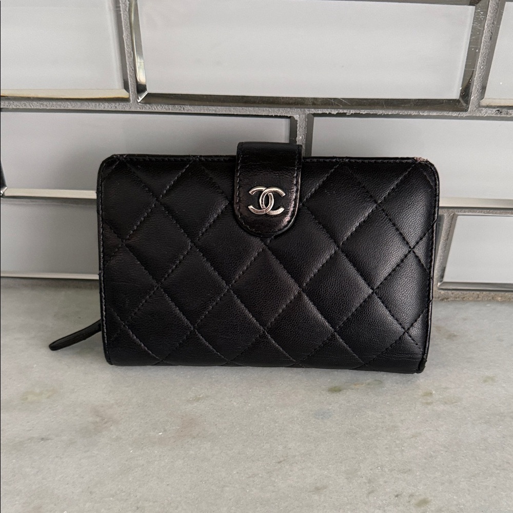 CHANEL Black vintage Quilted Wallet - Picture 1 of 10